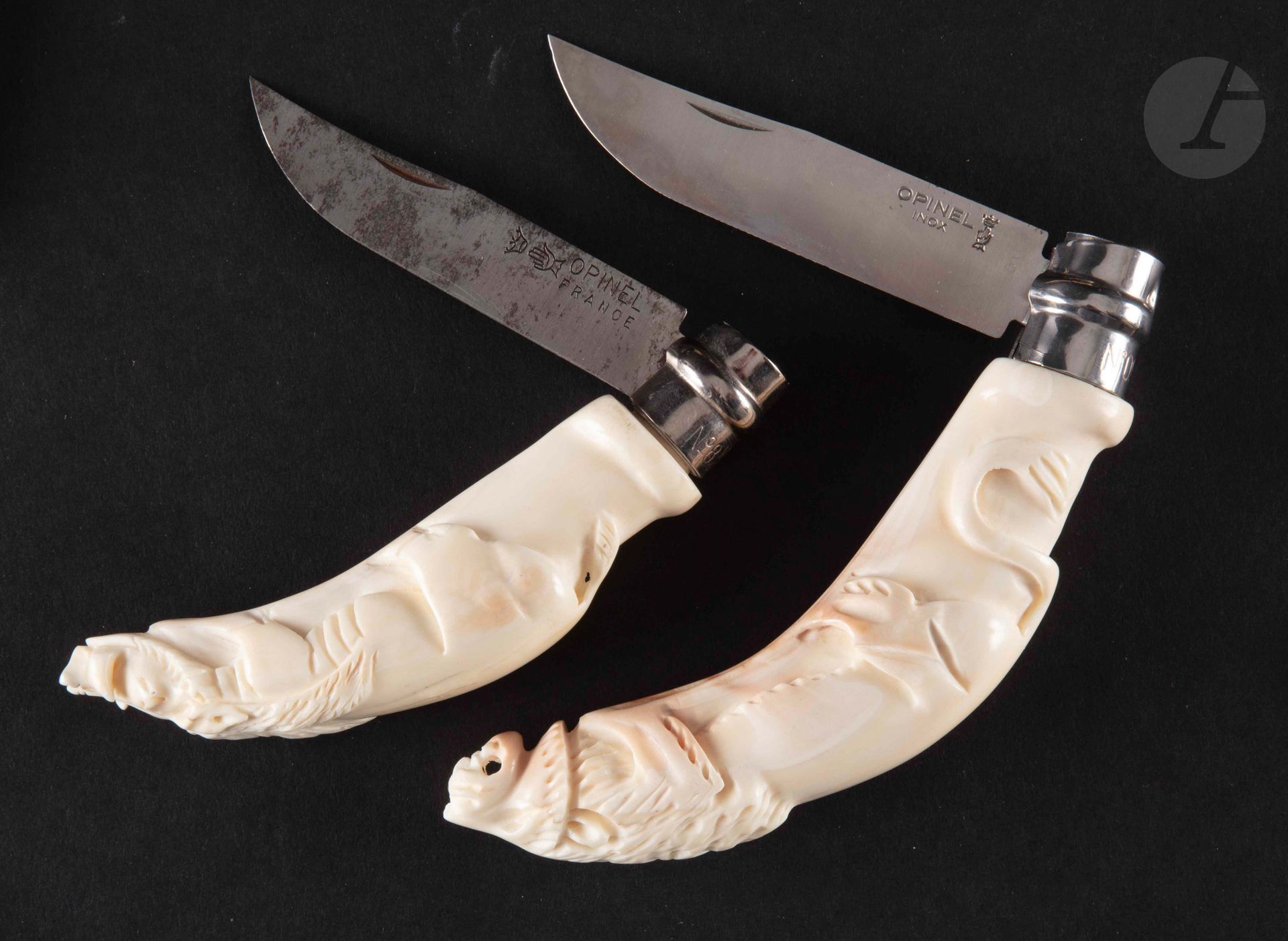 Null 欧佩内尔

两把折叠刀，刀柄雕刻成野猪和狮子的形状。

标有 "OPINEL "和 "OPINEL inox"。

长度：20厘米和22厘米（开放）。