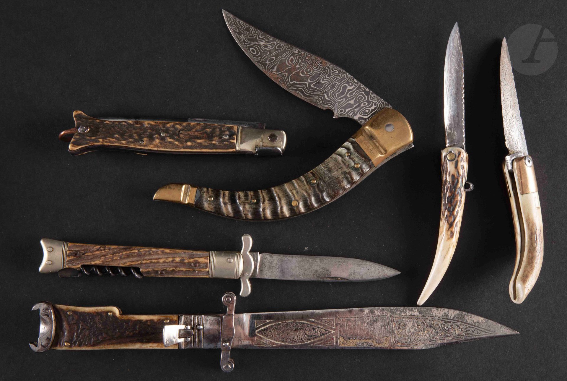 Null 六把大马士革钢刀的折叠刀，包括一把德拉-埃斯坦的匕首，刀柄是牛角和鹿角。

三个标有 "J. CAUSERO "字样。

长度：从17厘米到28.5厘&hellip;