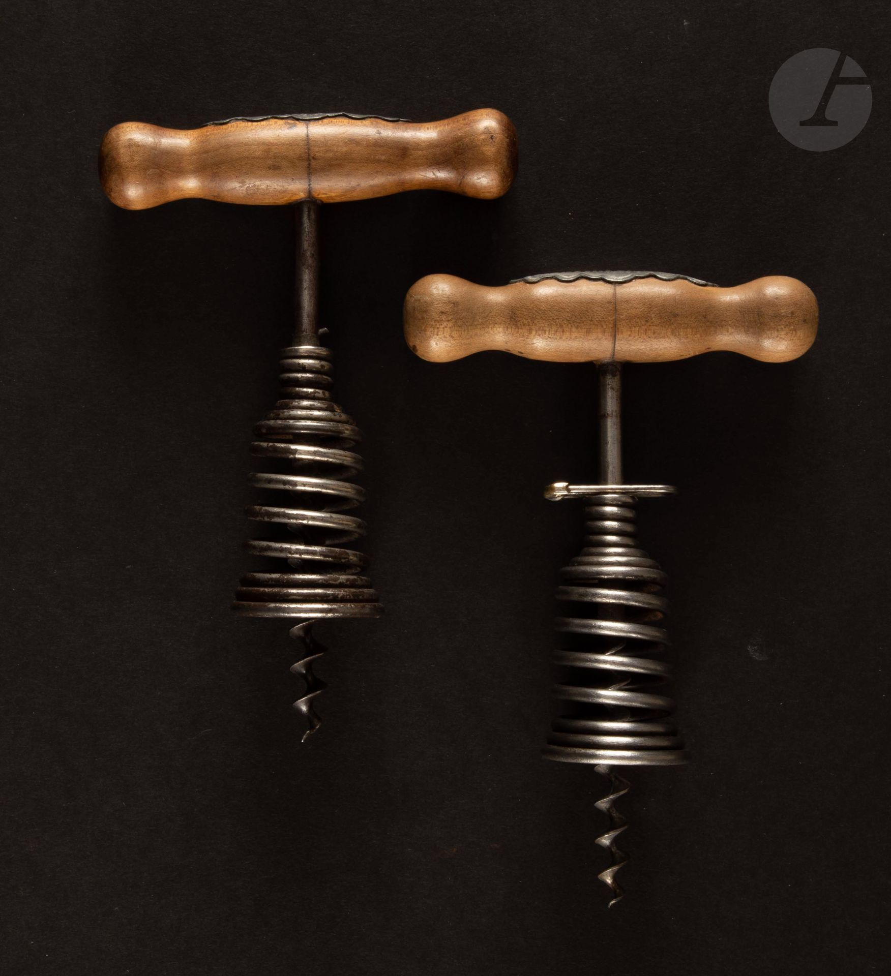 Null 两个带铁制弹簧笼的开瓶器，手柄为木制，有金属牌 "L'ÉPATANT "和 "LE BOURGUIGNON"。

高度：15厘米