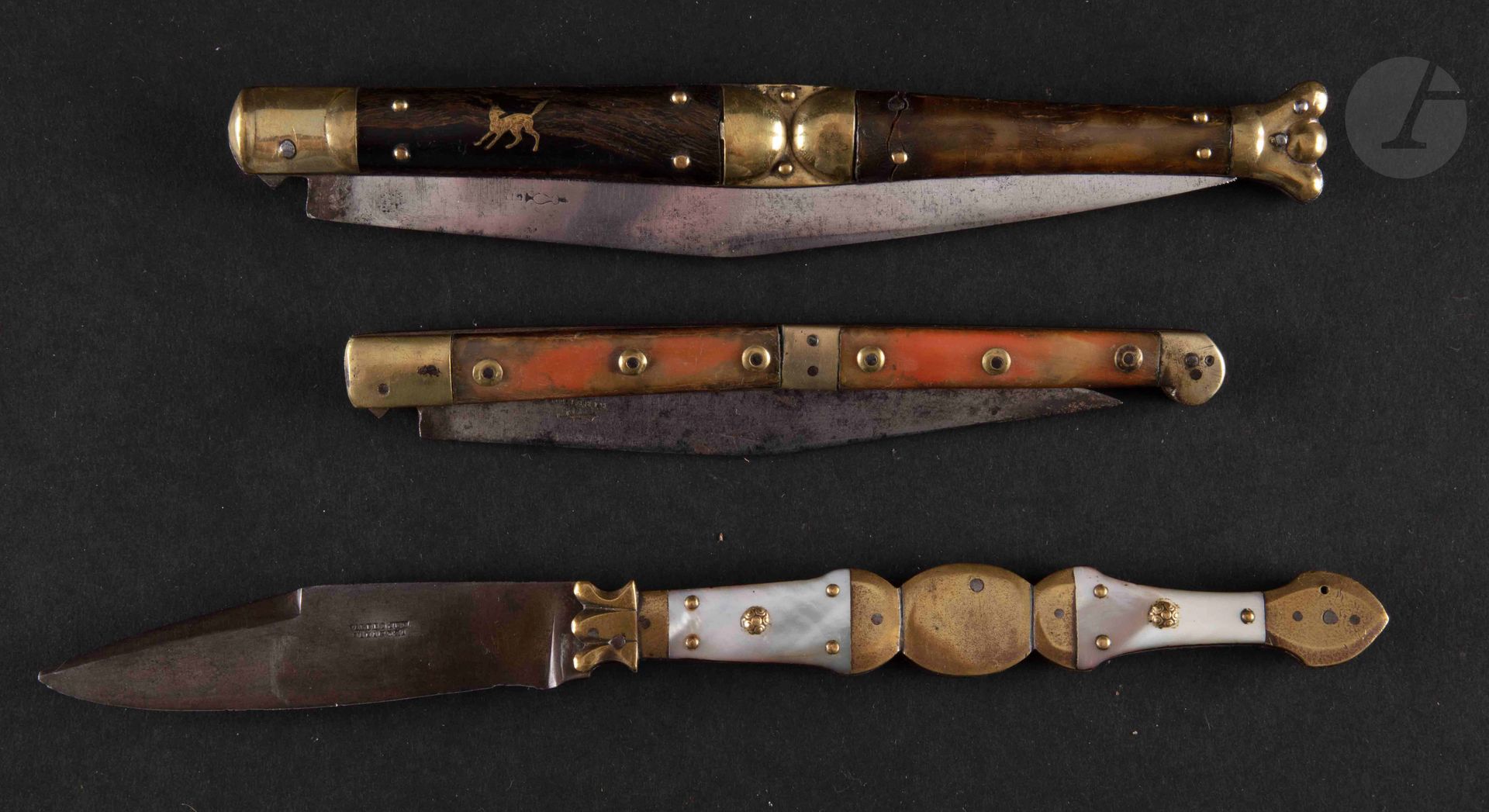 Null Three folding knives of type "NAVAJAS", the handles in brass horn and mothe&hellip;