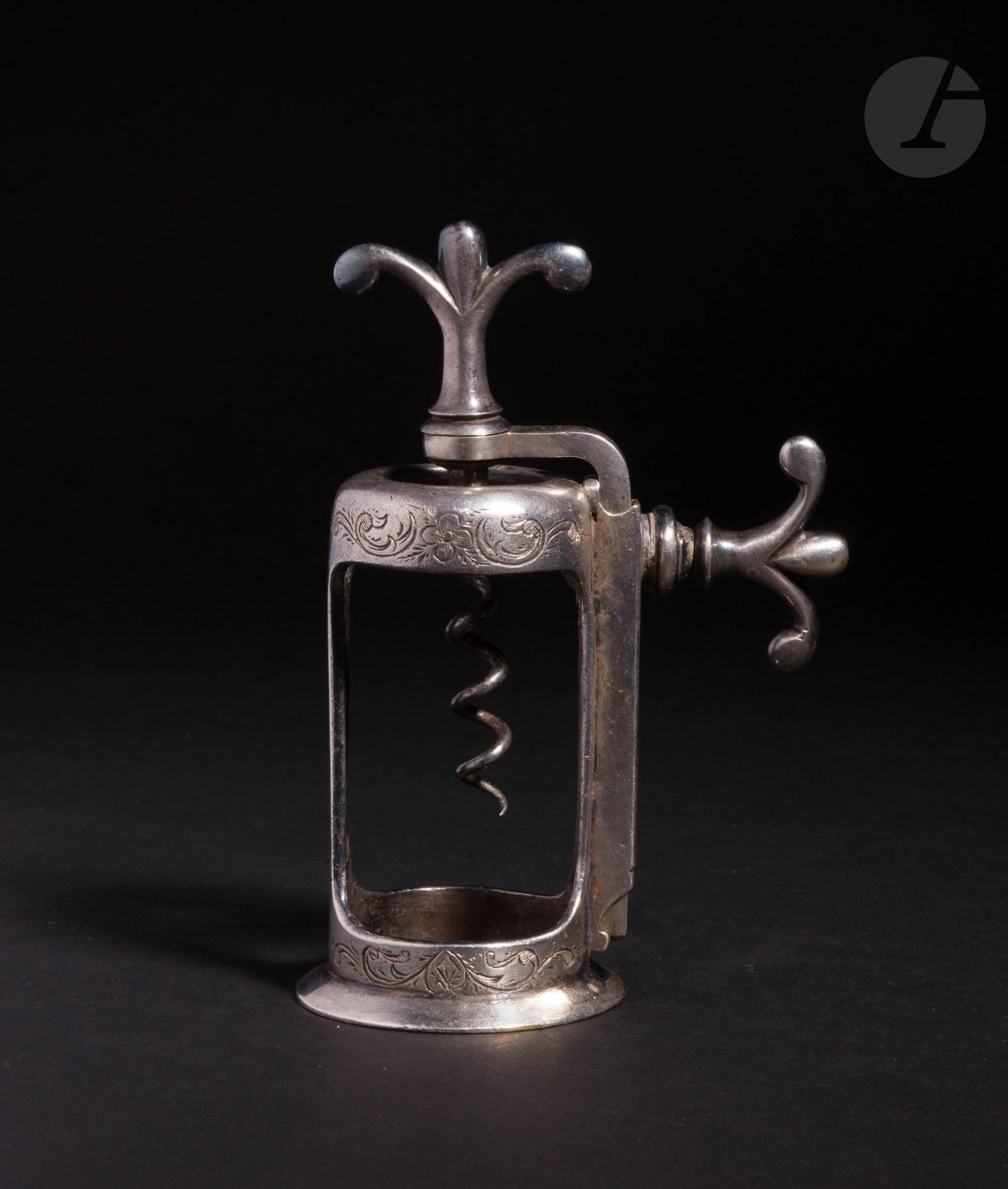 Null 埃德蒙-玛丽-梅里康(1865-1869)

带笼子和架子的开瓶器，镀银金属，有花朵装饰，手柄有翅膀。

标记为 "EM BREVETÉ"。携带数字 &hellip;