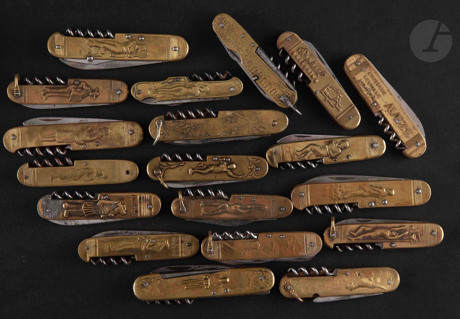 Null Dix-neuf couteaux de poches en laiton avec tire-bouchon à décors divers (mu&hellip;