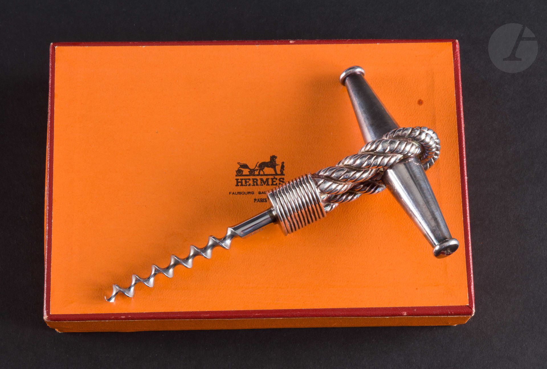 Null HERMES

Simple corkscrew in silver plated metal, the shaft in the imitation&hellip;