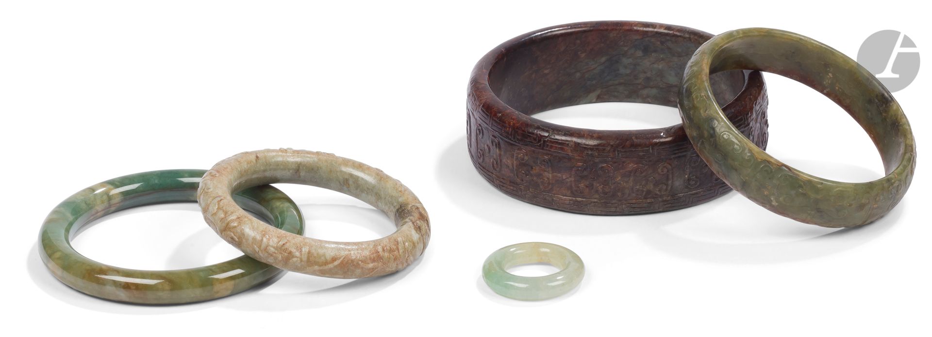 Null 一套由五个软玉和翡翠手镯及一个戒指组成，中国，19-20世纪 -
无装饰的绿色翡翠戒指； - 有赭褐色内含物的绿色翡翠手镯； - 两个棕色软玉手镯，有&hellip;