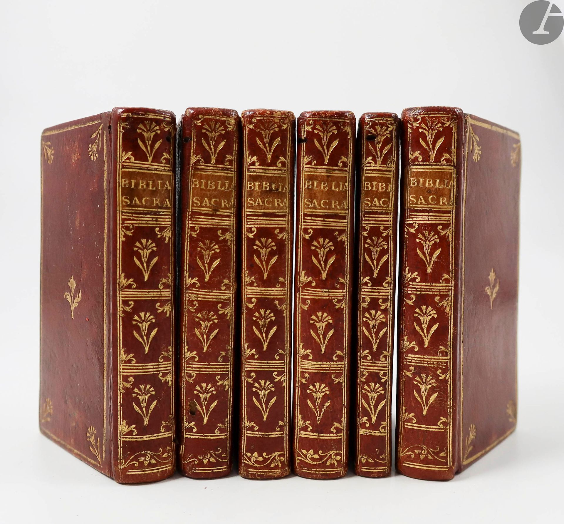 Null 圣经》。
圣经》武加大版。
科隆: Jacobum Naulæum, 1679.- 6卷24册，红色摩洛哥，板的中央和角落有镀金丝和镀金花，光滑的书脊&hellip;