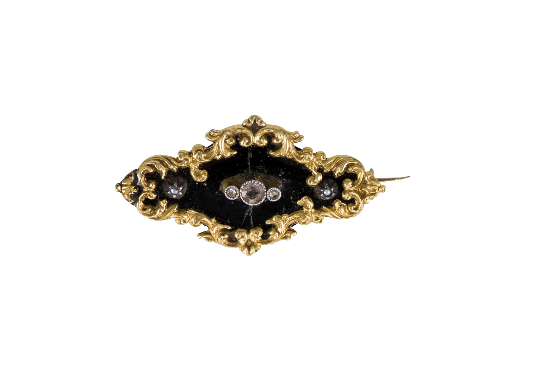 Null 18K (750) gold rocaille brooch, set with onyx and silver bezels set with ro&hellip;