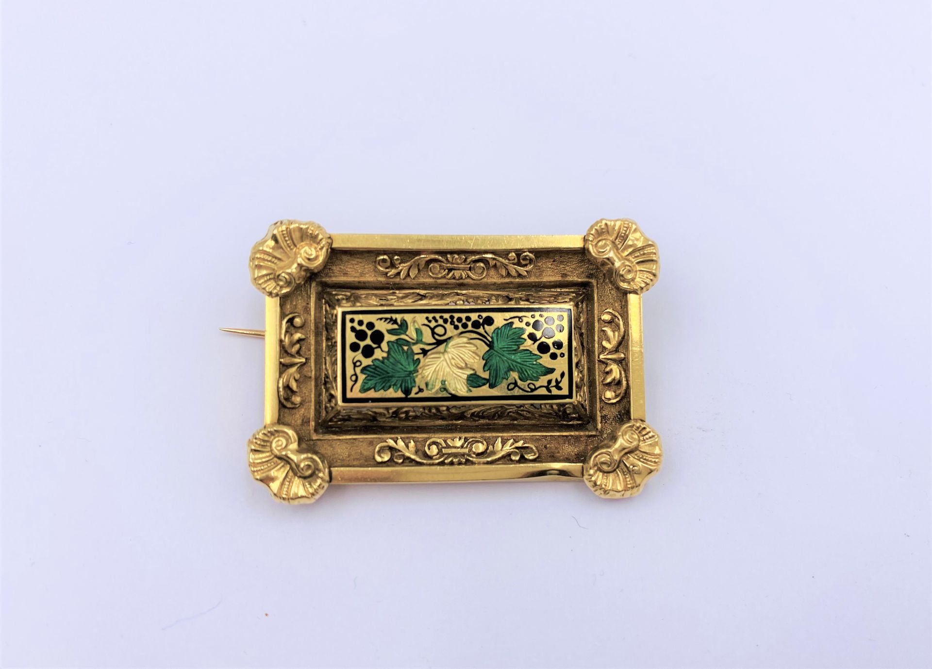 Null 
Spilla in oro 
e smalto 
18 carati (750 ) decorata con foglie di vite e gr&hellip;