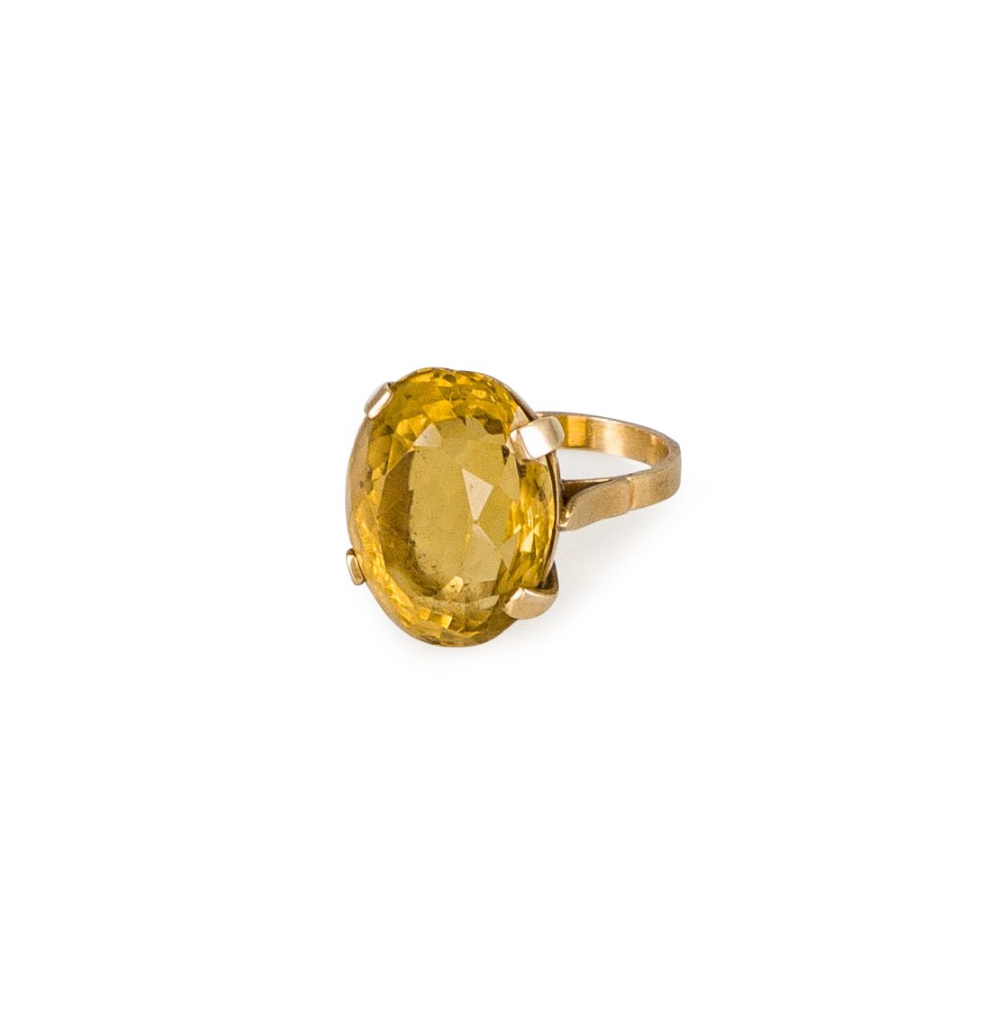 Null Bague en or 18K (750) ornée d'une citrine facettée de forme ovale. Tour de &hellip;