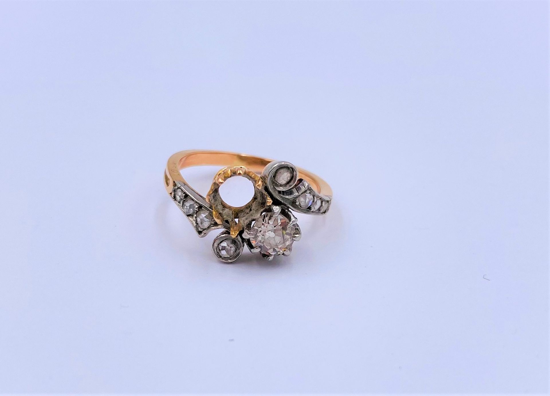 Null 
18K（750）金和铂金十字架戒指，镶嵌老式切割钻石和玫瑰切割钻石。19世纪末的作品。手指尺寸：51/52。毛重：4克（缺失，有缺口）