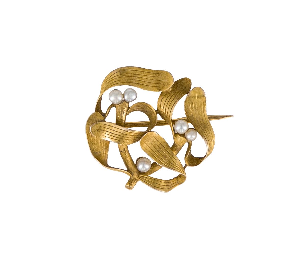 Null 18K(750)金胸针，代表一个有养殖珍珠装饰的造型的槲寄生树枝。20世纪初的法国作品。尺寸：2.5 x 2.8厘米左右。毛重 : 5,3 g