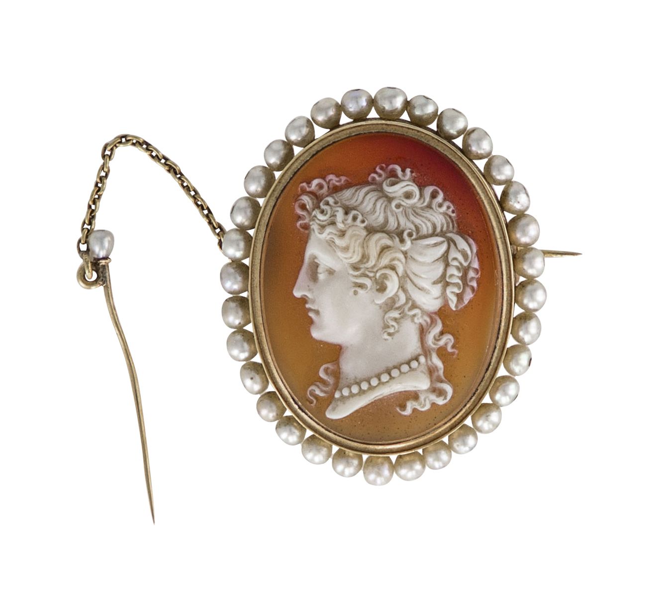 Null 一枚18K (750)黄金椭圆形胸针，在红玉髓雕刻的浮雕上镶嵌了一个年轻女子的轮廓，装饰有一条链子，上面有一个镶嵌珍珠的针，框架上镶嵌了珍珠。19世纪&hellip;