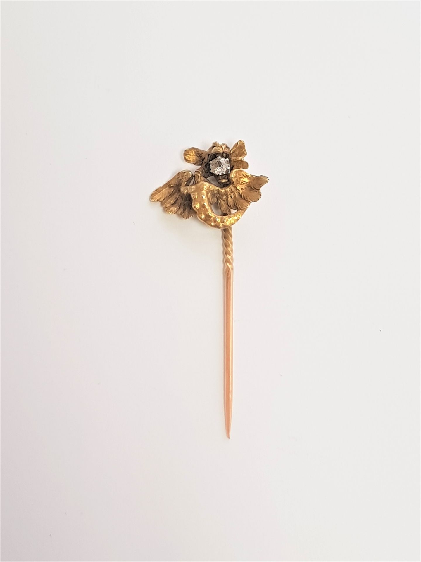 Null 18K（750）金襟针，上面有一个奇美拉嘴里叼着一颗老式切割钻石。20世纪初的作品。图案高度：约1.7厘米。毛重 : 4,9 g