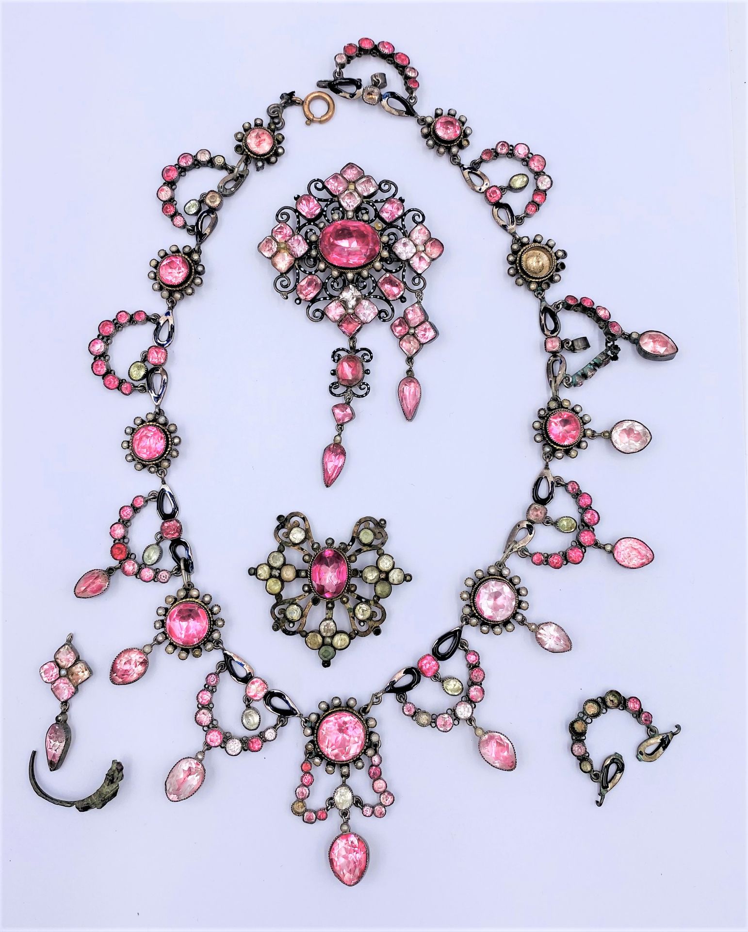Null 一批银质和多色玻璃珠宝，包括：一条项链，一个带吊坠的胸针，两部分珠宝。19世纪末的作品。毛重：79,2克（失踪，事故）。