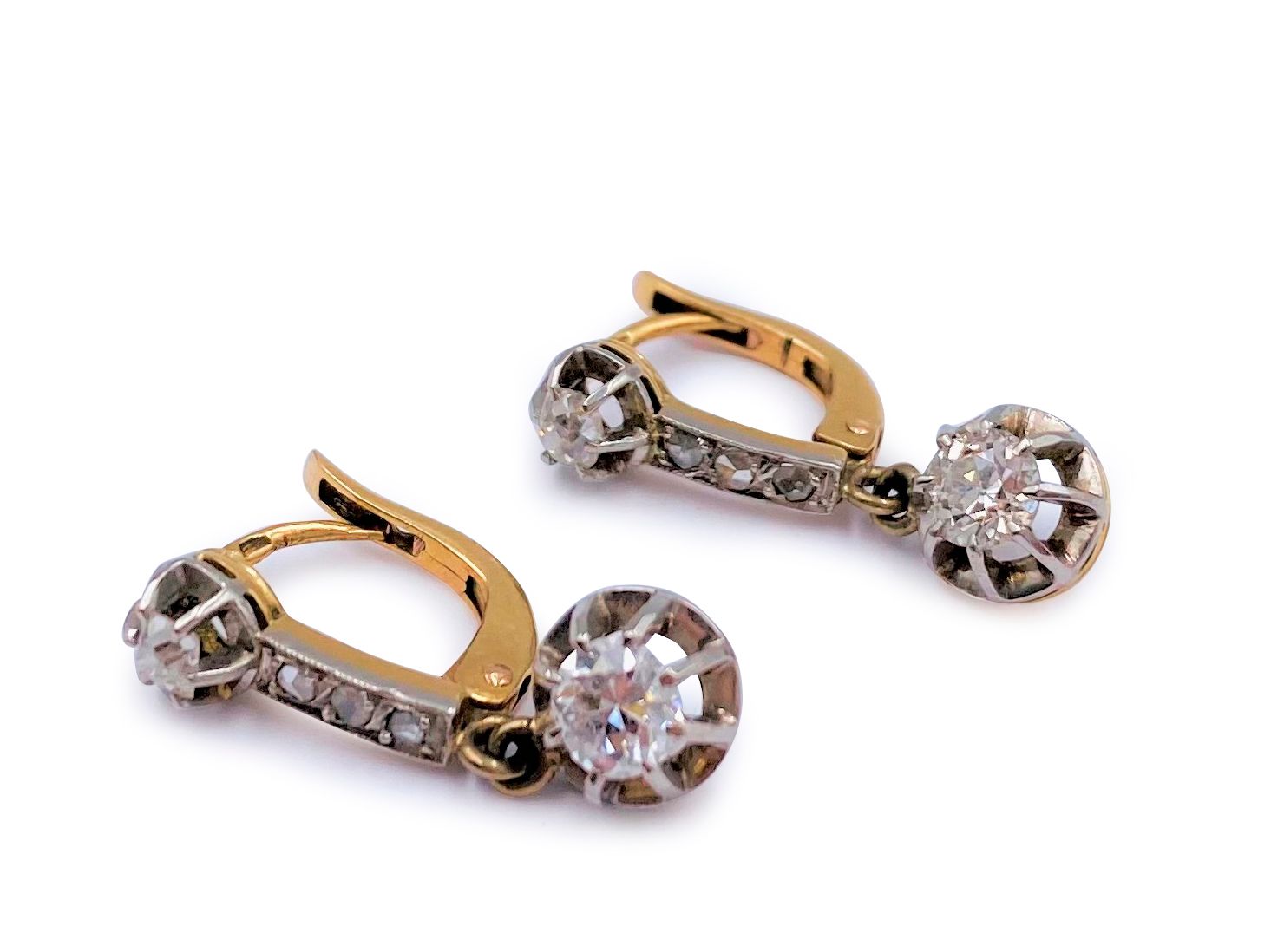 Null Paire de boucles d'oreilles en or 18K (750), ornées chacune de diamants de &hellip;