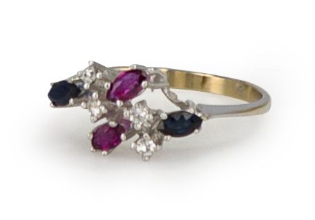 Null 18K（750）金戒指，镶嵌蓝宝石、脐带红宝石和8/8圆钻。手指大小：53。毛重：2.7克（震荡）。