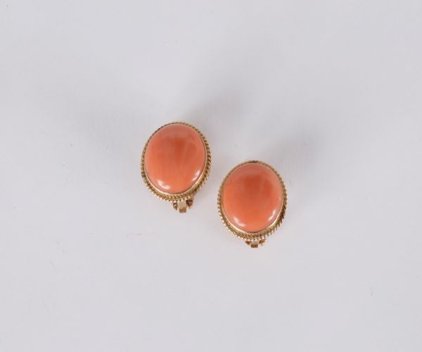 Null Pair of 14K (585) gold ear clips each adorned with a coral pastille.

Diame&hellip;