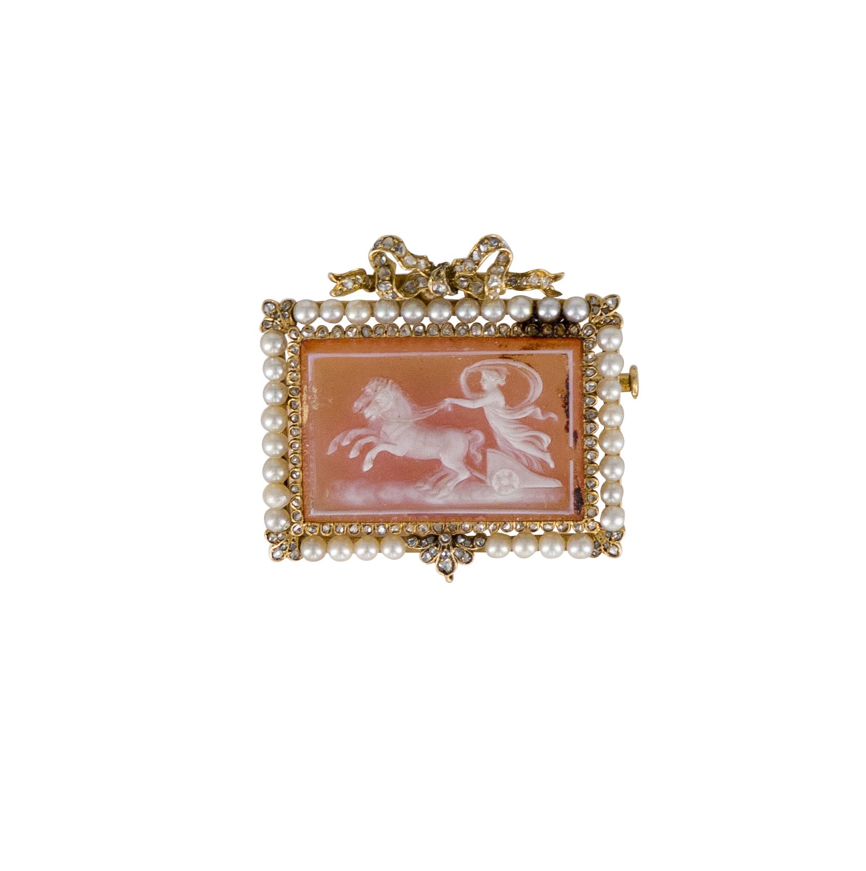 Null 
Rectangular brooch in 18K (750) and 14K (585) gold, set with a cameo on ag&hellip;