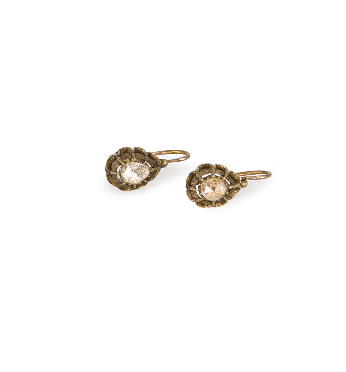 Null 一对14K（585）金耳环，镶嵌平坦的玫瑰切割钻石。 高度：约2厘米。毛重 : 3,9 g