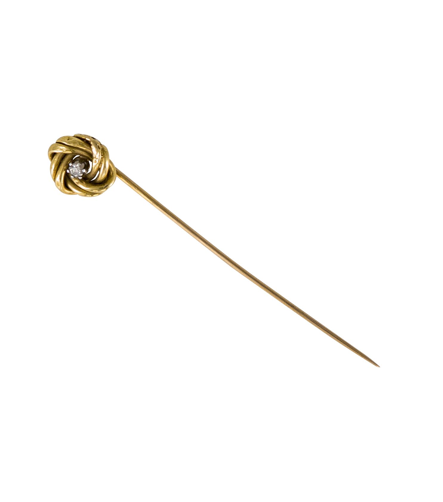 Null 18K（750）金襟针，上面有一个阿尔及利亚的爱情结，上面镶嵌着一颗圆形旧式切割钻石。20世纪初的法国作品。图案的高度：约1.3厘米。毛重：2.1克（&hellip;