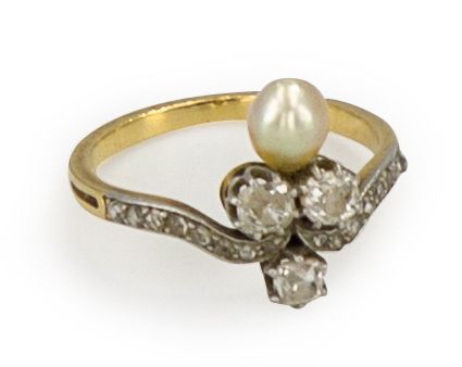 Null 一枚18K（750）金公爵夫人戒指，镶嵌着三颗主要的圆形老式切割钻石和一颗精美的巴洛克珍珠，卷轴上装饰着玫瑰切割钻石。19世纪末的法国作品。手指大小：&hellip;