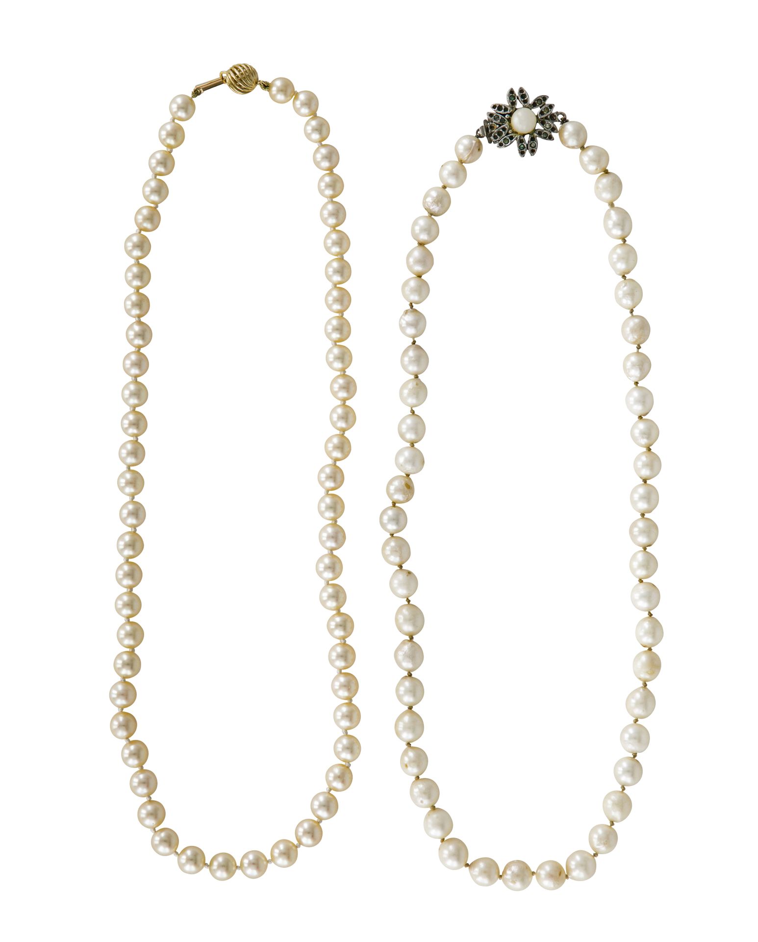 Null 一套两个养殖珍珠项链，一个有18K（750）金扣，另一个有金属扣。毛重：32克