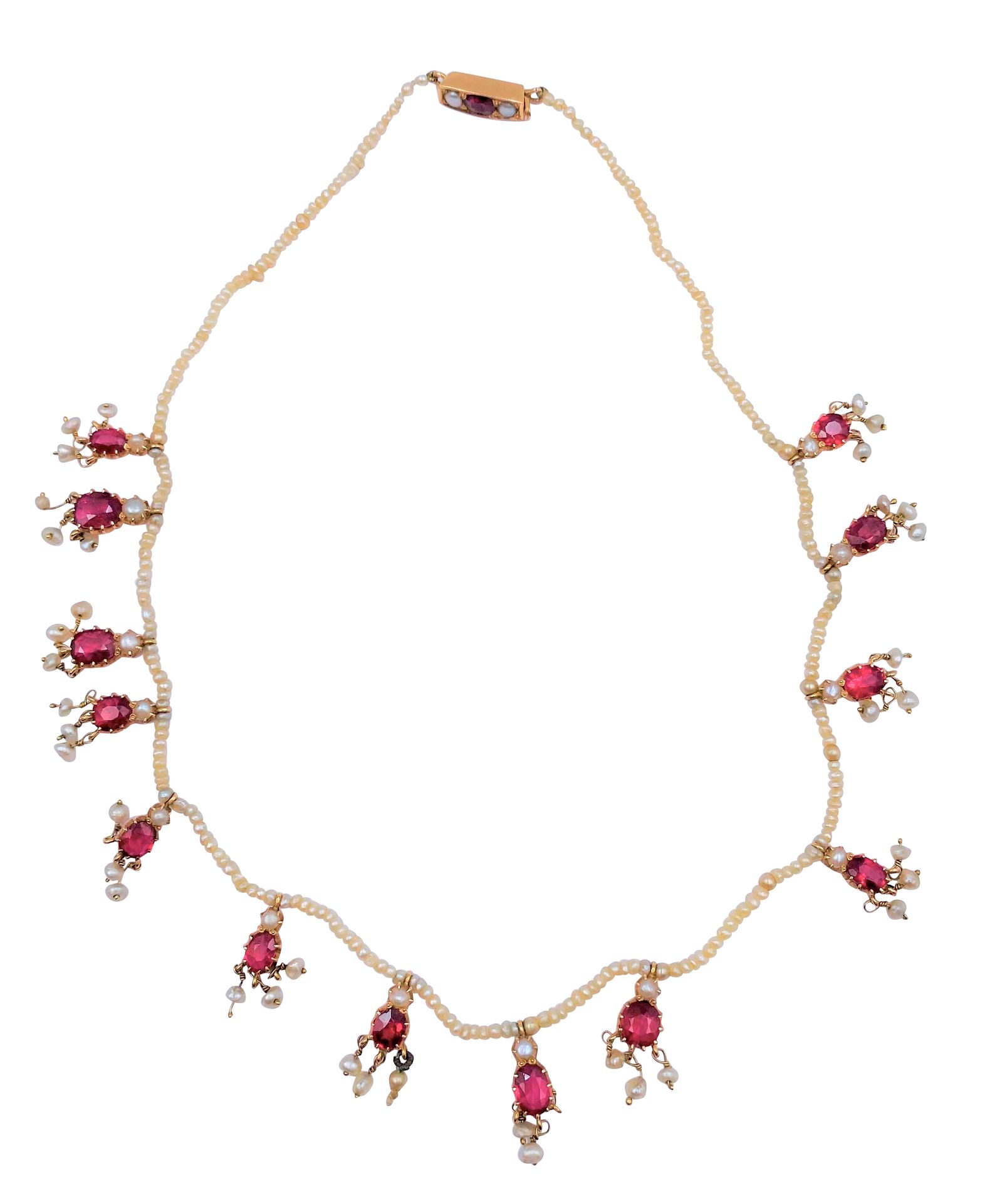 Null 18K（750）金小珍珠项链，镶嵌红色宝石和珍珠。长度：37.5厘米左右。毛重 : 13,4 g