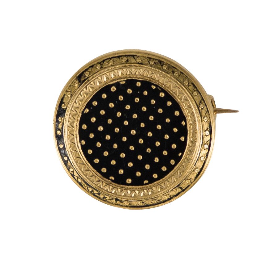 Null Runde Brosche aus 18 Karat (750) Gold mit ziseliertem Dekor und schwarzer E&hellip;