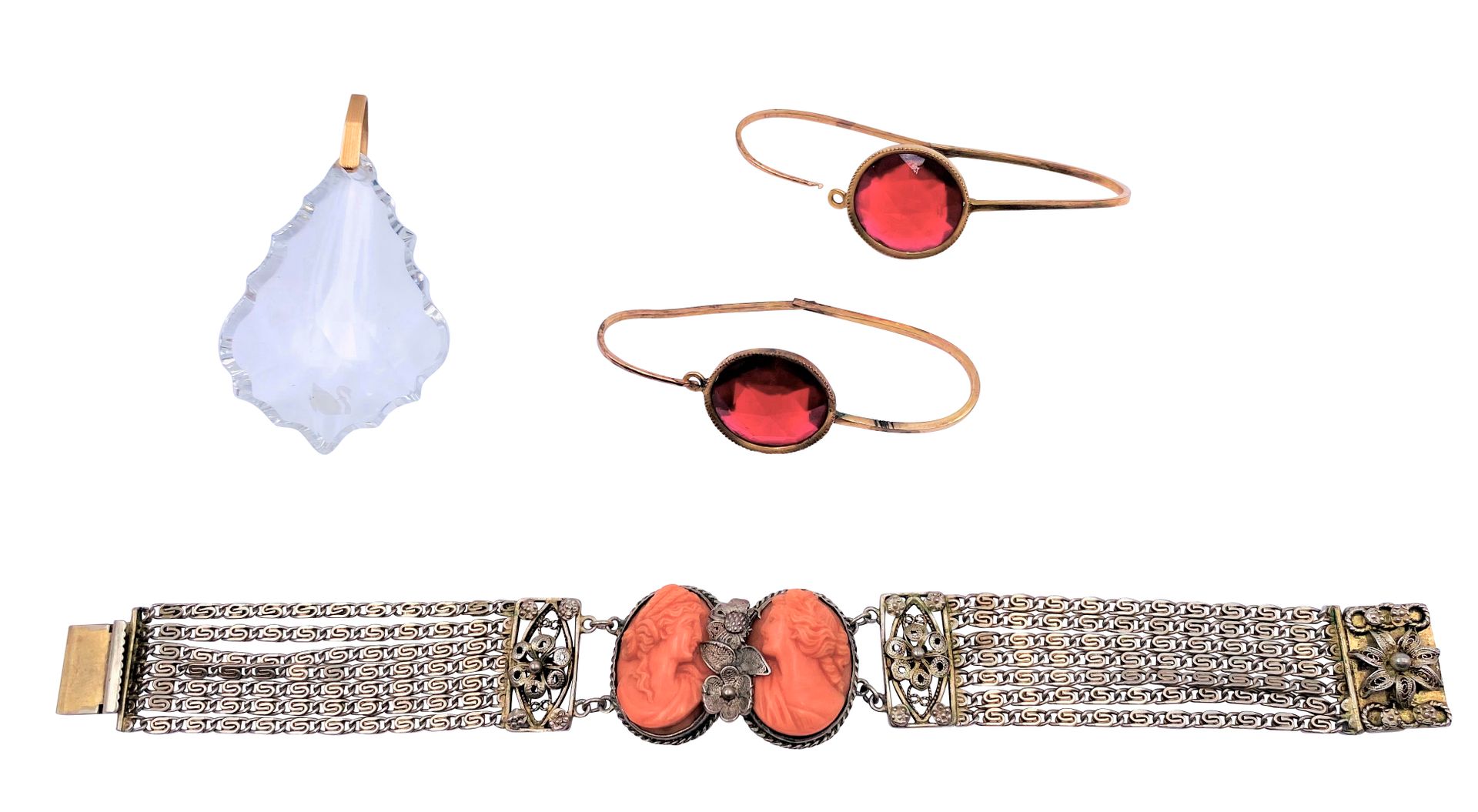 Null 一批珠宝，包括：一条带珊瑚的银手链，一对金属和玻璃粘贴的鱼钩，一个水晶吊坠