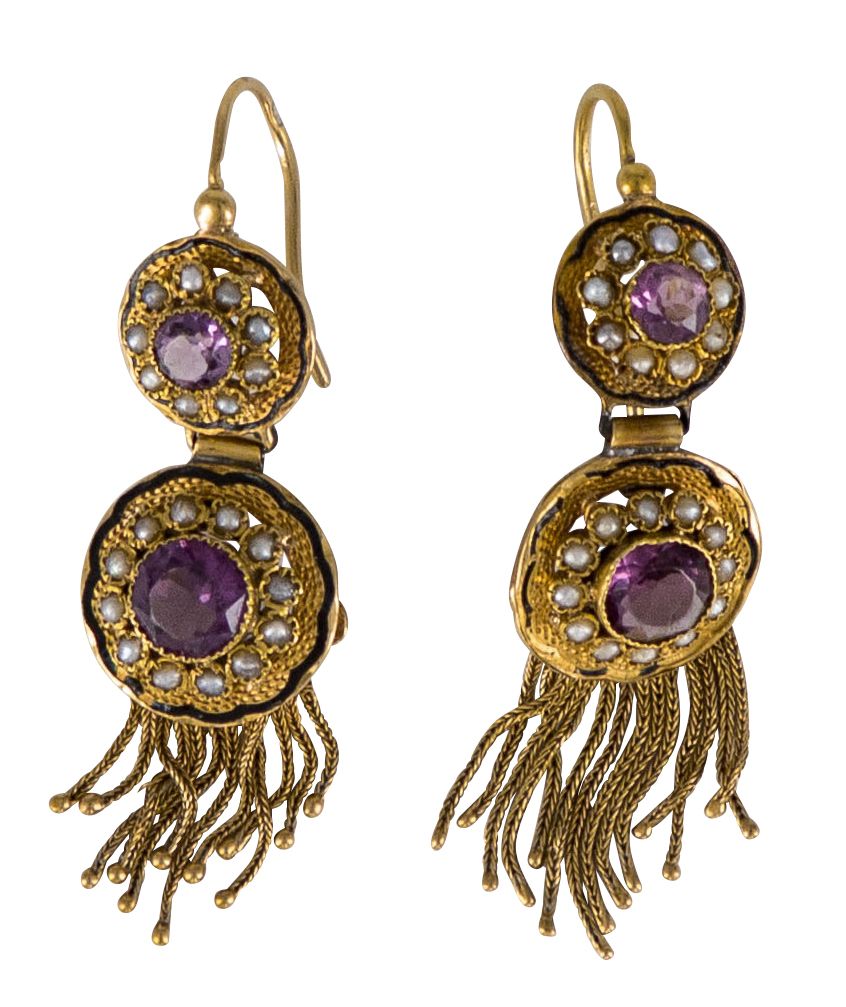 Null 一对18K（750）金耳环，镶嵌合成紫罗兰宝石，巴洛克珍珠，装饰有黑色珐琅，完成了浮雕。19世纪末的法国作品。高度：约4厘米。重量。毛重：6.5克（珐&hellip;