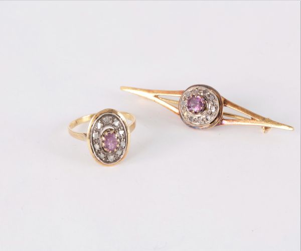 Null 18K(750)金银半成品包括：一枚镶有粉色宝石的玫瑰式切割钻石的戒指，一枚配套的金胸针。手指大小：58。

毛重：8.8克
