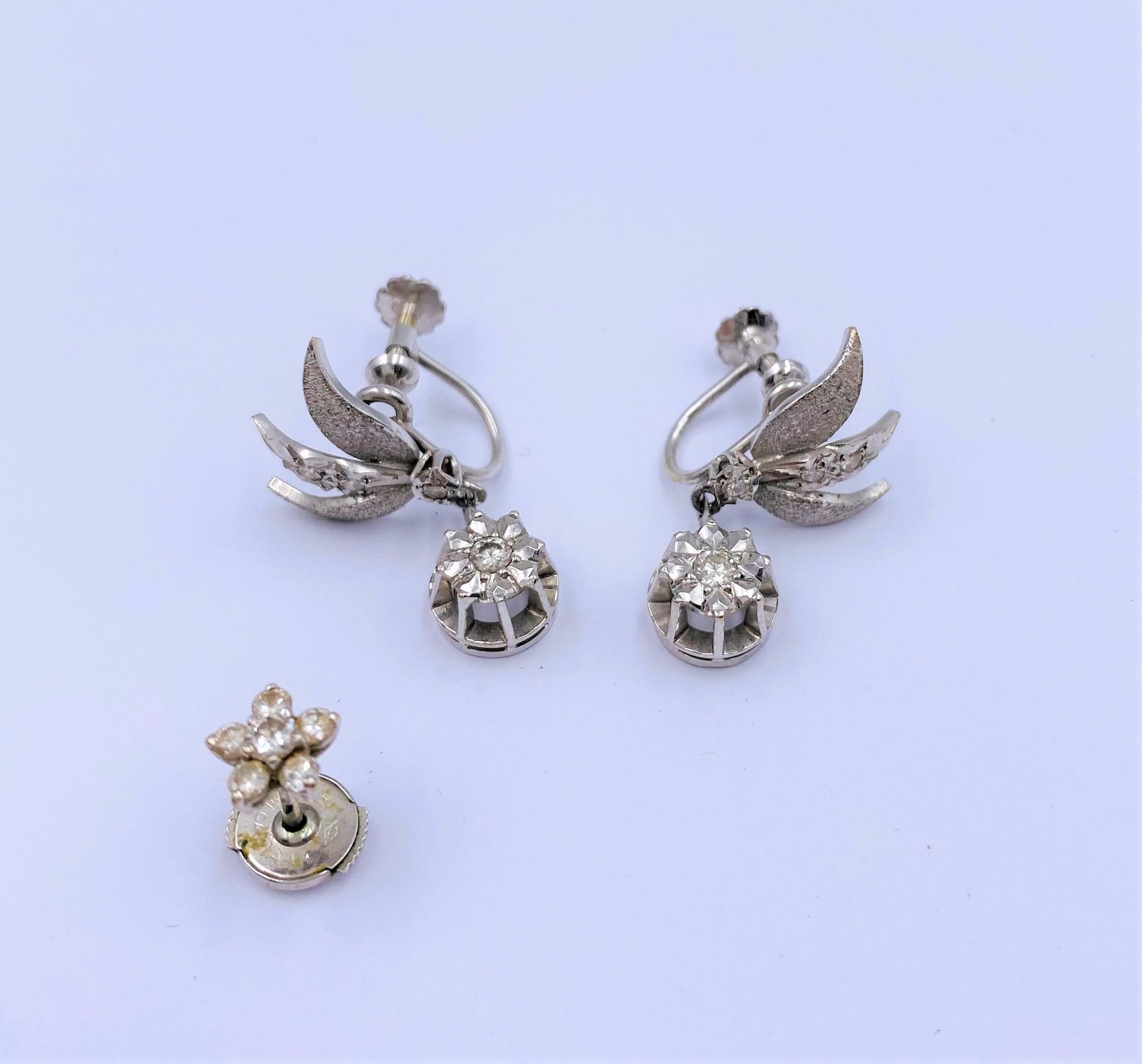 Null Paire de pendants d'oreilles en or gris 18K (750) à décor de feuillages tex&hellip;