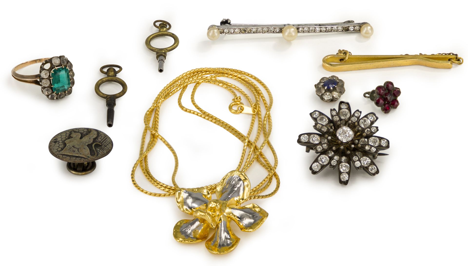 Null Lot de bijoux fantaisie comprenant : une broche fleur en argent ornée de di&hellip;