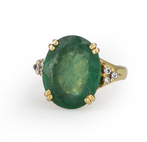 Null 18K（750）金戒指，镶嵌椭圆形祖母绿和圆形明亮式切割钻石。手指大小：毛重：6.3克（冲击和碎片）。