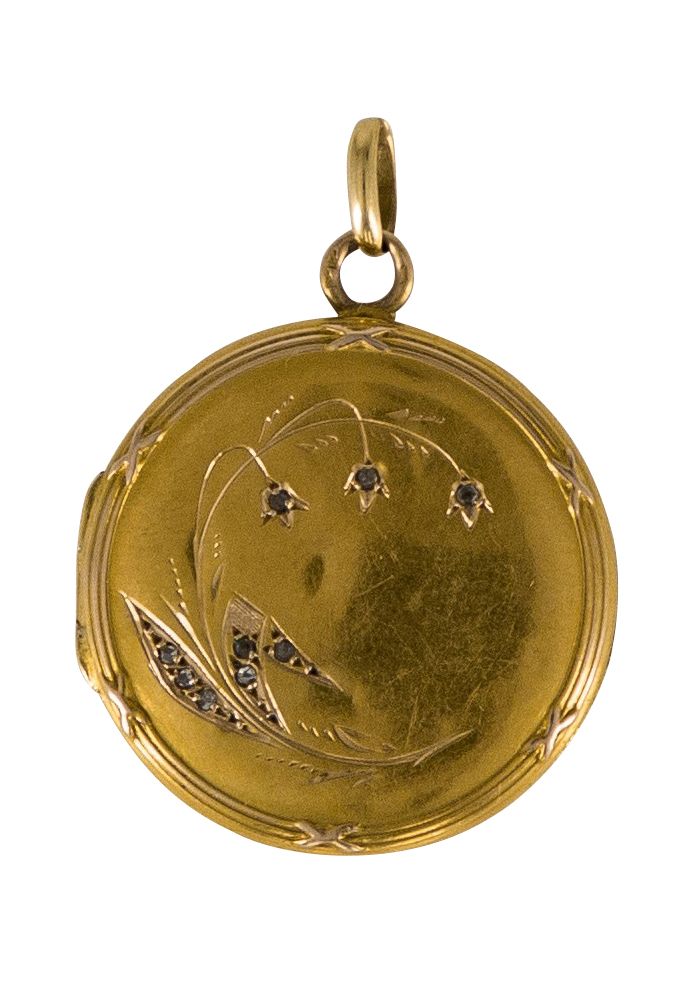 Null 一枚18K(750)金纪念章，刻有花卉图案，并装饰有玫瑰切割钻石。1919年前的法国地区工作。直径：2.7厘米左右。毛重：5.2克（冲击、凹陷）。