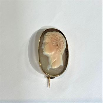 Null 
一枚14K（585）黄金椭圆形胸针，在标点玛瑙上浮雕了一个人的轮廓。19世纪末的作品。高度：约3厘米。毛重：7.6克（震荡）。