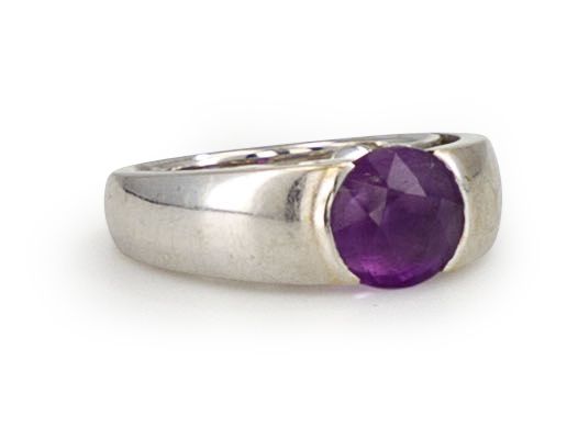 Null 
Ring aus 
18 Kar at Gold 
(750), besetzt mit einem ovalen Amethyst. Finger&hellip;