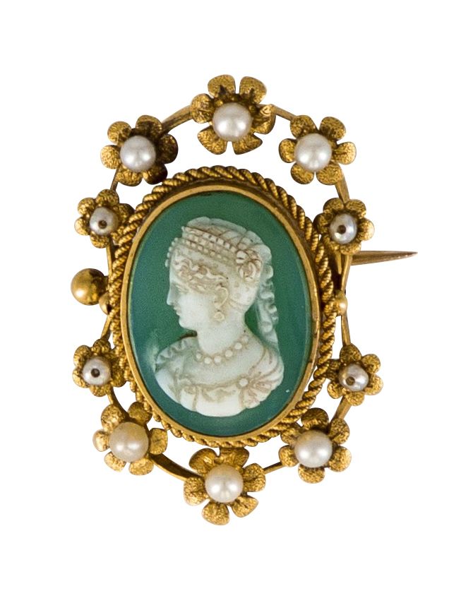 Null 一枚18K (750)金椭圆形胸针，彩色玛瑙上浮雕了一个年轻女孩的轮廓，框架上装饰着镶有珍珠的花朵。反面刻有 "AD""68"。19世纪末的作品。尺寸&hellip;