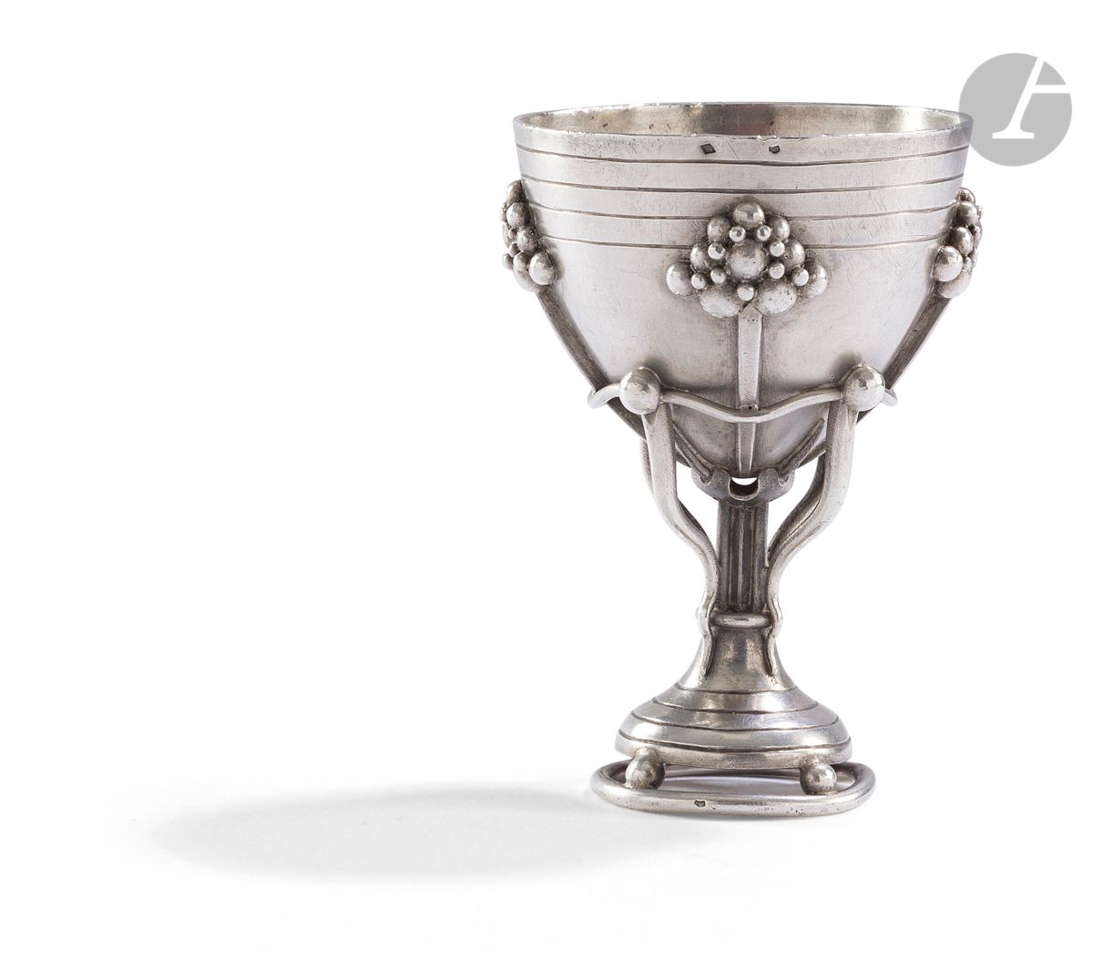 Null PARIS FIRST HALF OF THE 20th CENTURY
Silver egg cup standing on a beaded ci&hellip;