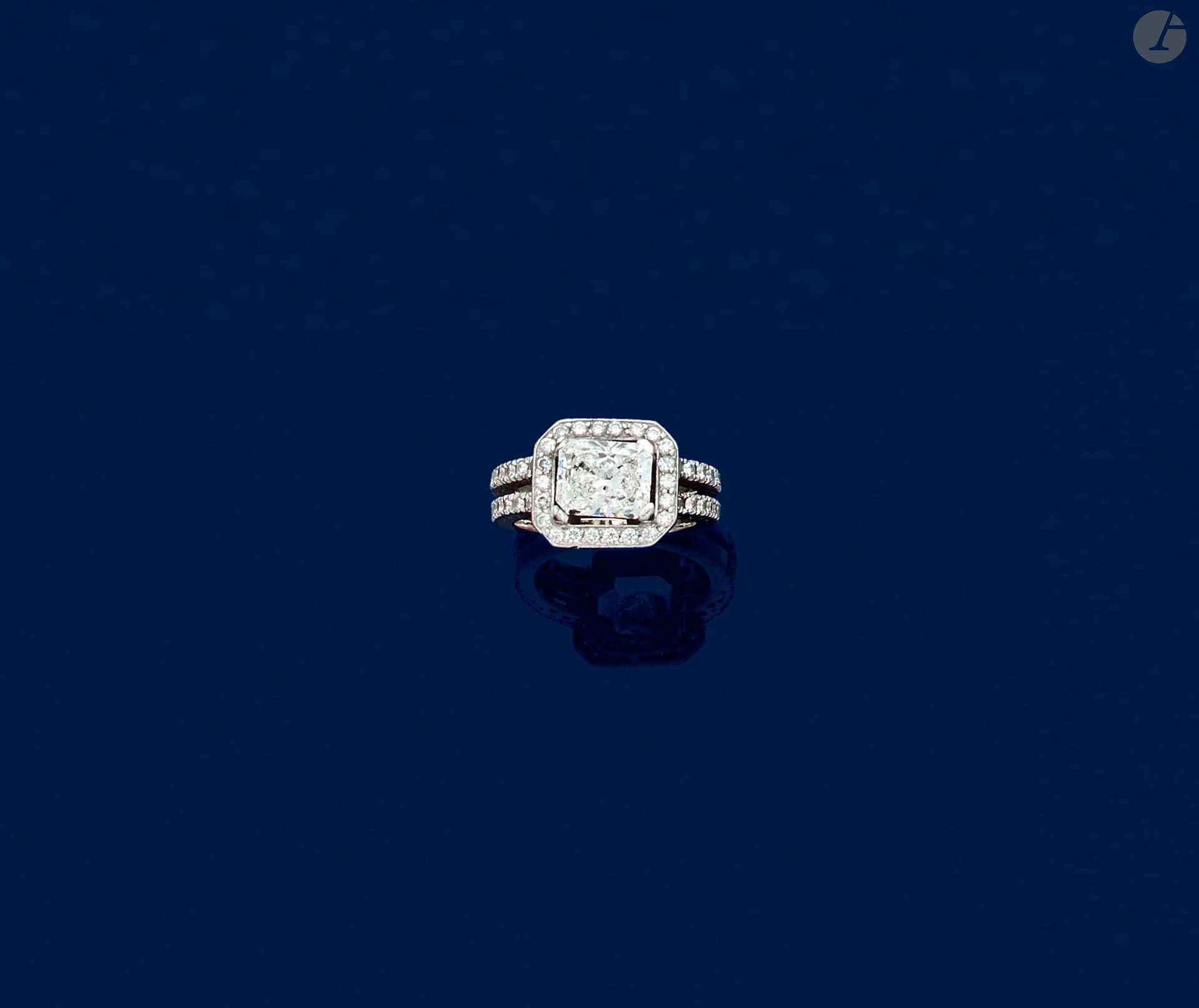 Null Ring aus Platin, verziert mit einem rechteckigen, abgeschrägten Diamanten v&hellip;
