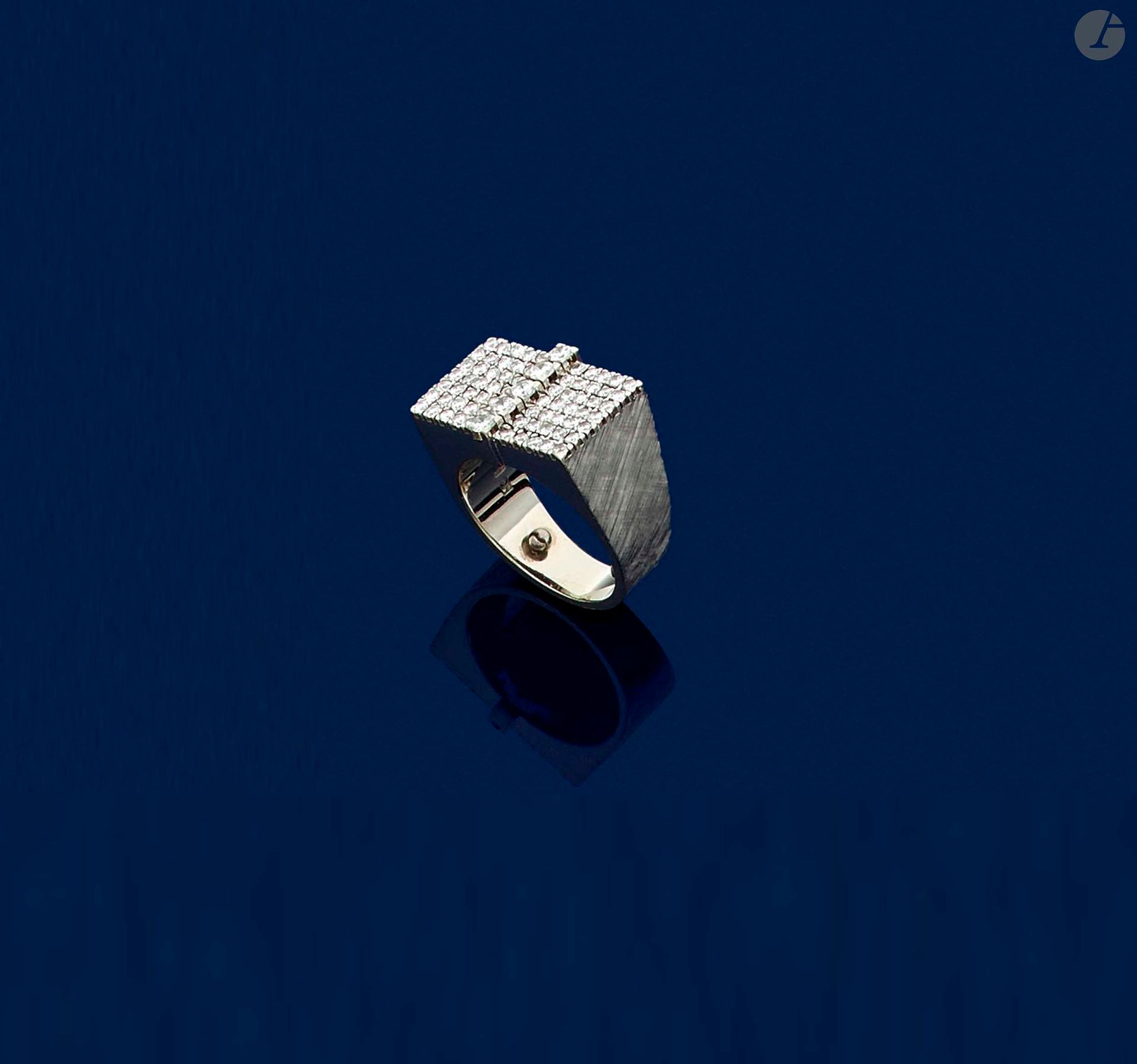 Null Chevalière，18K（750）白金，铺设圆形明亮式切割钻石线条。手指尺寸：49/50。毛重：12.4克（震惊） A钻戒