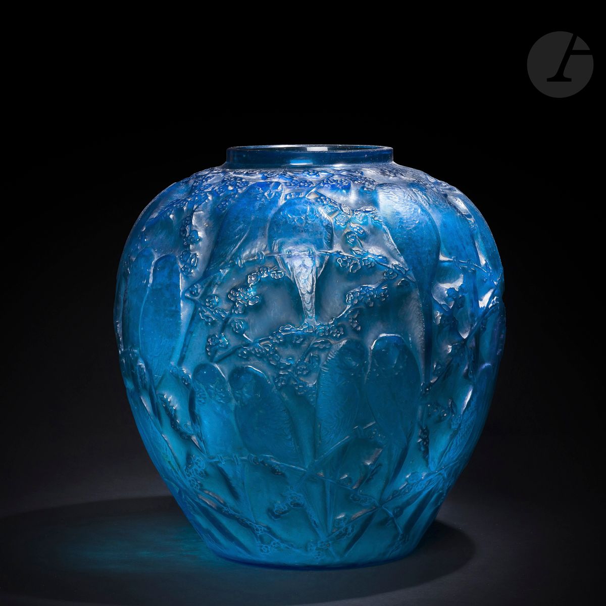 Null 雷内-拉里克(1860-1945)
鹦鹉，创建于[1919]的模式，1947年后没有继续。
花瓶上有浮雕的标题装饰。
证明玻璃，质量为蓝色，吹塑成型，&hellip;