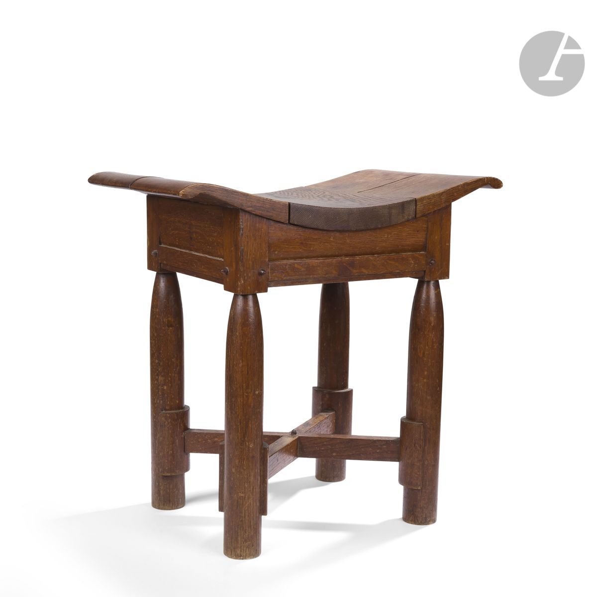 Null 查尔斯-杜杜伊特(1885-1946)
具有非洲艺术味道的弧形座椅的凳子。
腿是钝的，由一个X形的横板连接。
座椅是由网格组成的，靠在一个低矮的门板上&hellip;