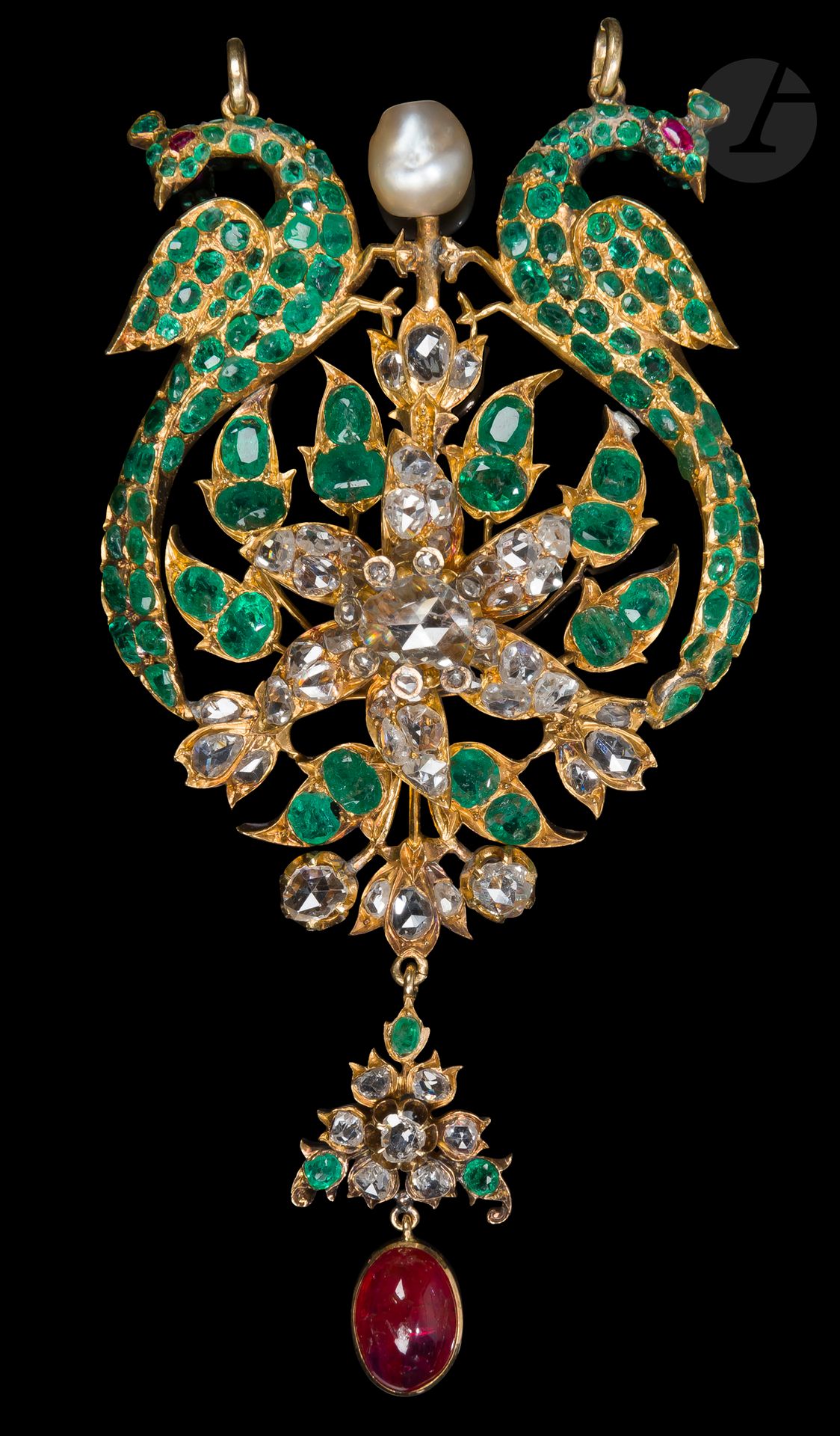 Null 孔雀吊坠，奥斯曼帝国，大概19世纪 
18K（750/1000）金，镶嵌宝石。中央的钻石花环被祖母绿的叶子包围着，两边是一只优雅的孔雀形象，有祖母绿的&hellip;