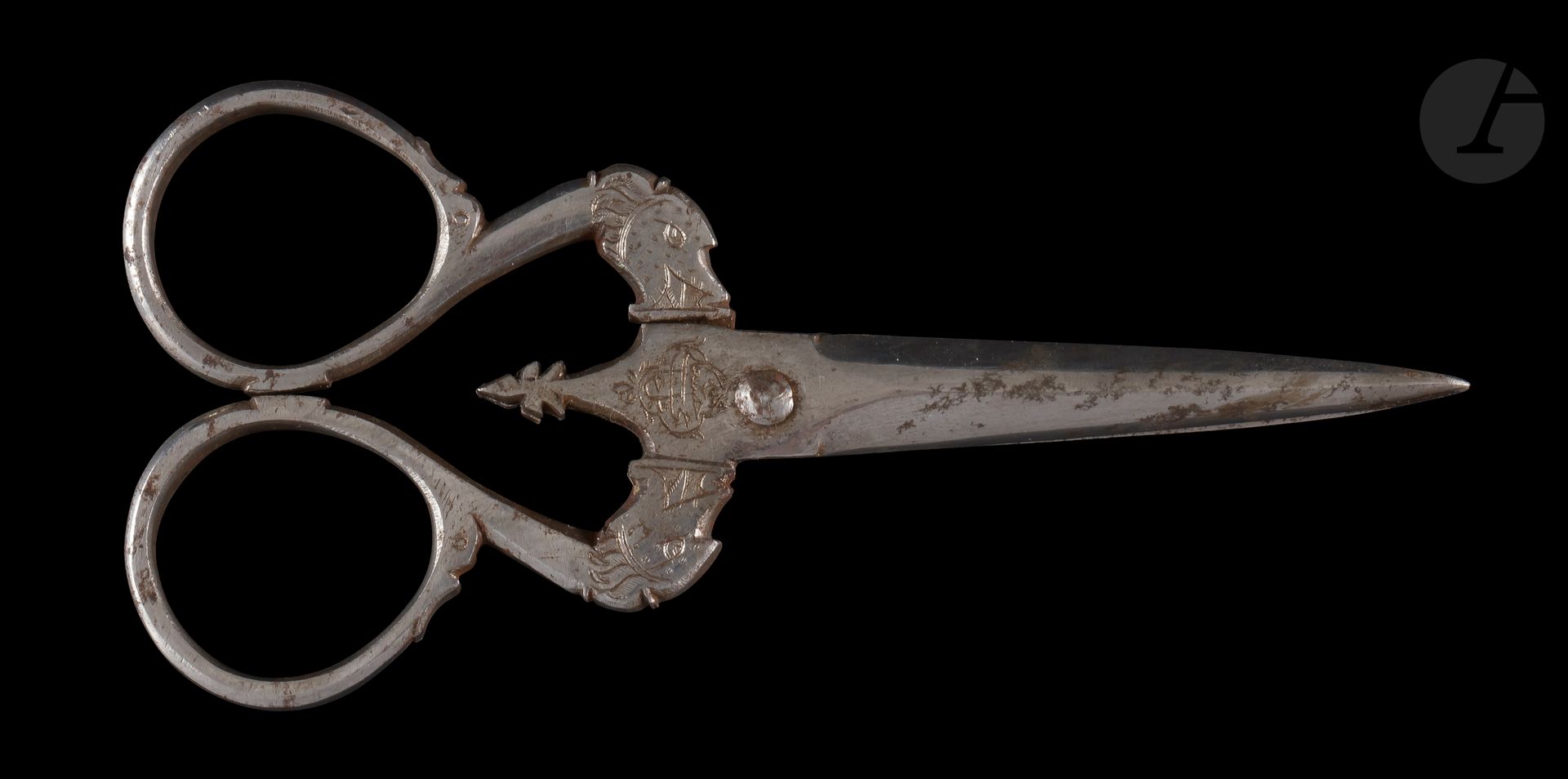 Null 一对裁缝的剪刀，伊朗，19世纪末-20世纪初
钢制，刀片略微弯曲，手柄上有大圆环，部分为扇形，树枝上有雕刻的变异头像。靠近枢轴的中心刻有一个奖章，一边&hellip;