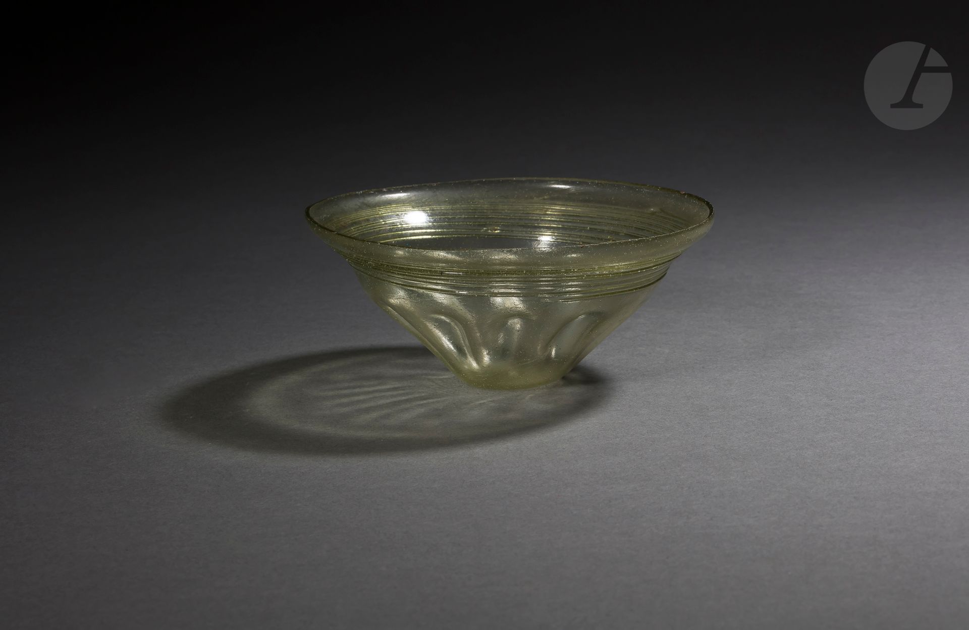 Null 饰有十个凹陷的平底锥形碗 
被应用的网所超越。
略带橄榄色的玻璃。完好无损。 
早期法兰克语，4世纪末。
高度：6厘米；直径：12.4厘米

出处。 &hellip;