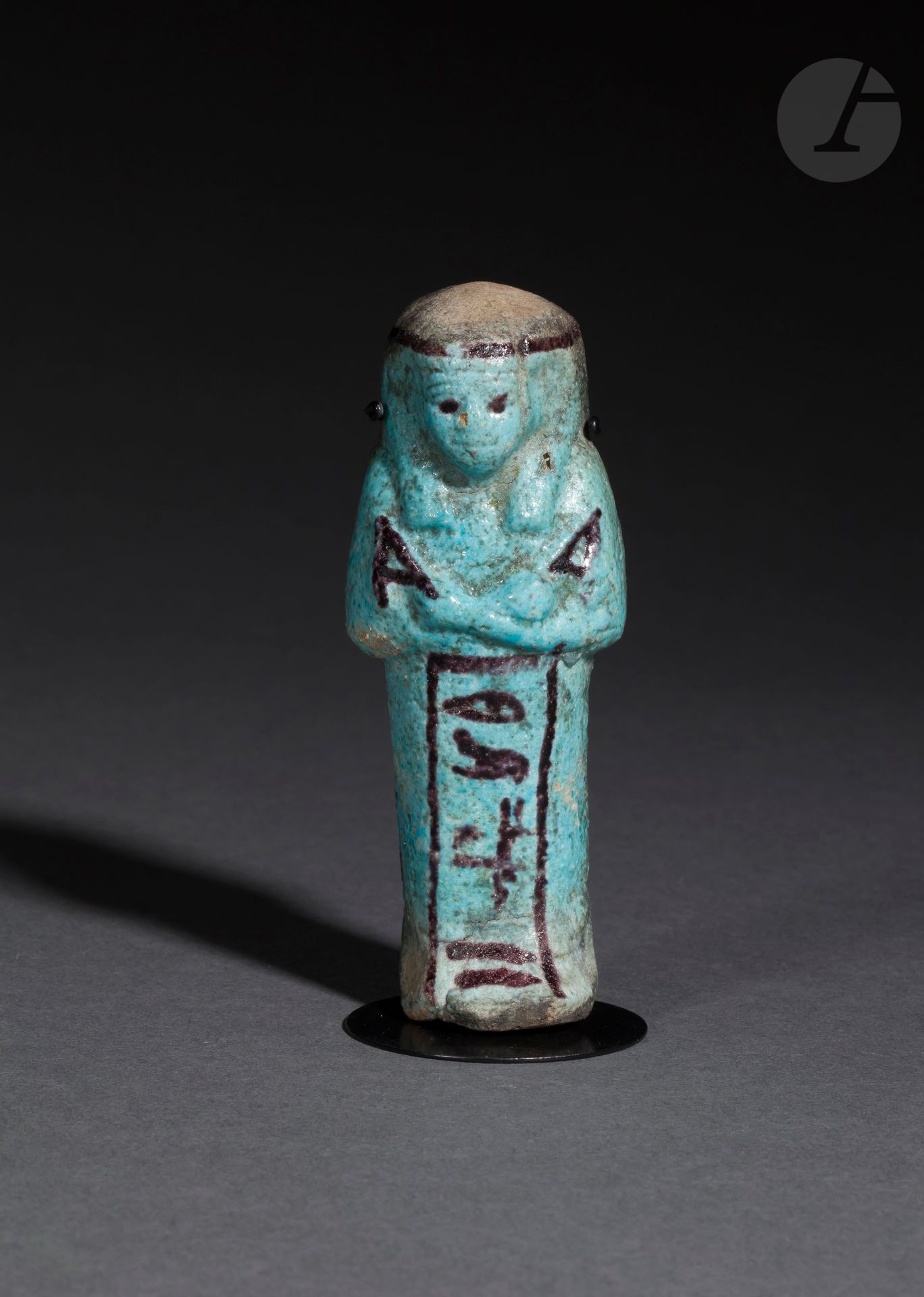 Null 以欧瑟哈特的名义题写的欧瑟哈特（Oushebti）。
浅蓝色陶器。
埃及，第21王朝（公元前1069-945）。
高度：10.5厘米

埃及淡蓝色辉石&hellip;
