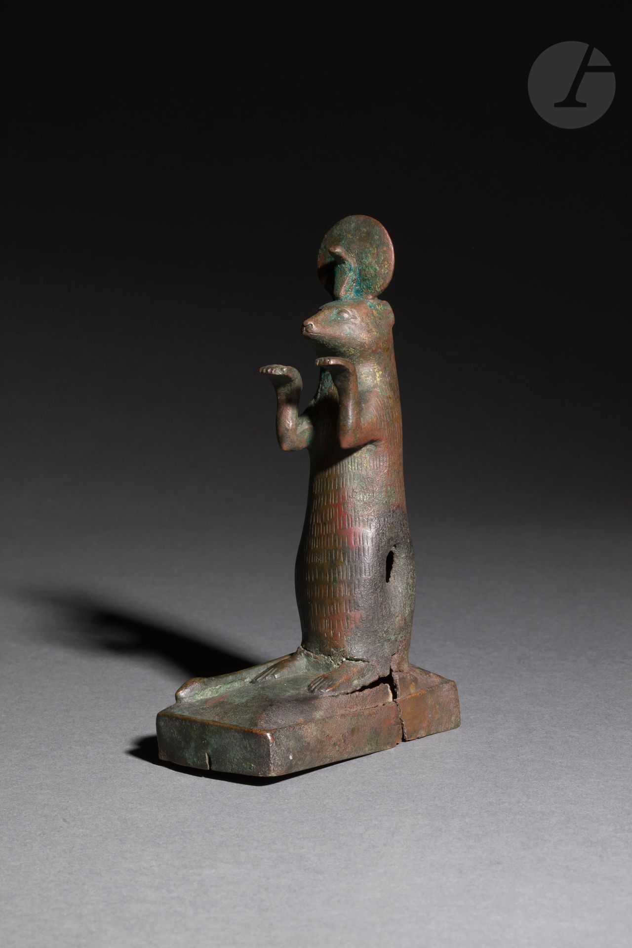 Null 雕像显示Ichneumon mongoose站立。
动物用后腿站立，前腿靠着身体，双手伸出。他戴着一个太阳盘，上面装饰着一个乌拉乌斯，乌拉乌斯的尾巴在&hellip;