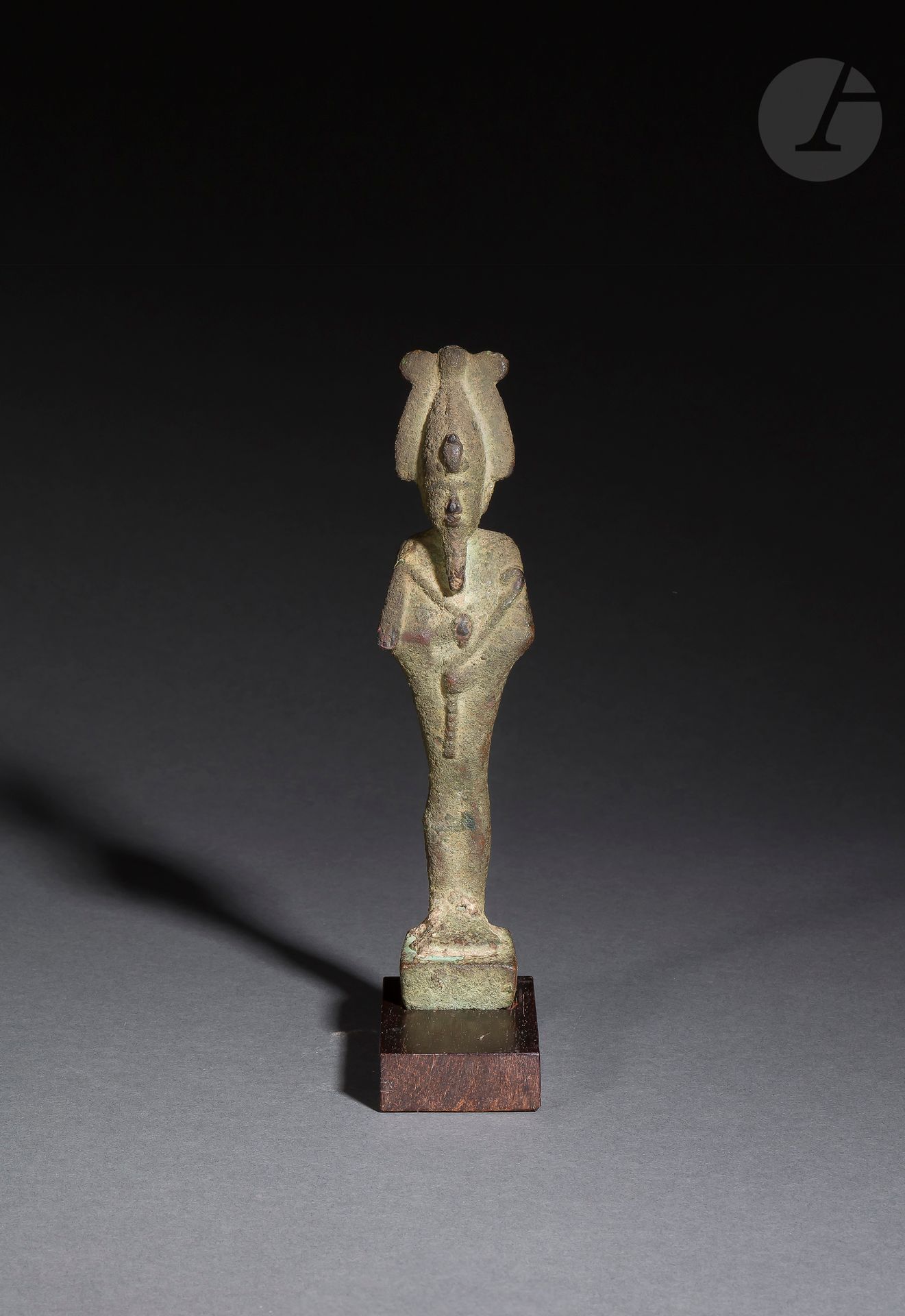 Null Estatuilla del dios Osiris de pie sosteniendo sus instrumentos
Bronce con p&hellip;