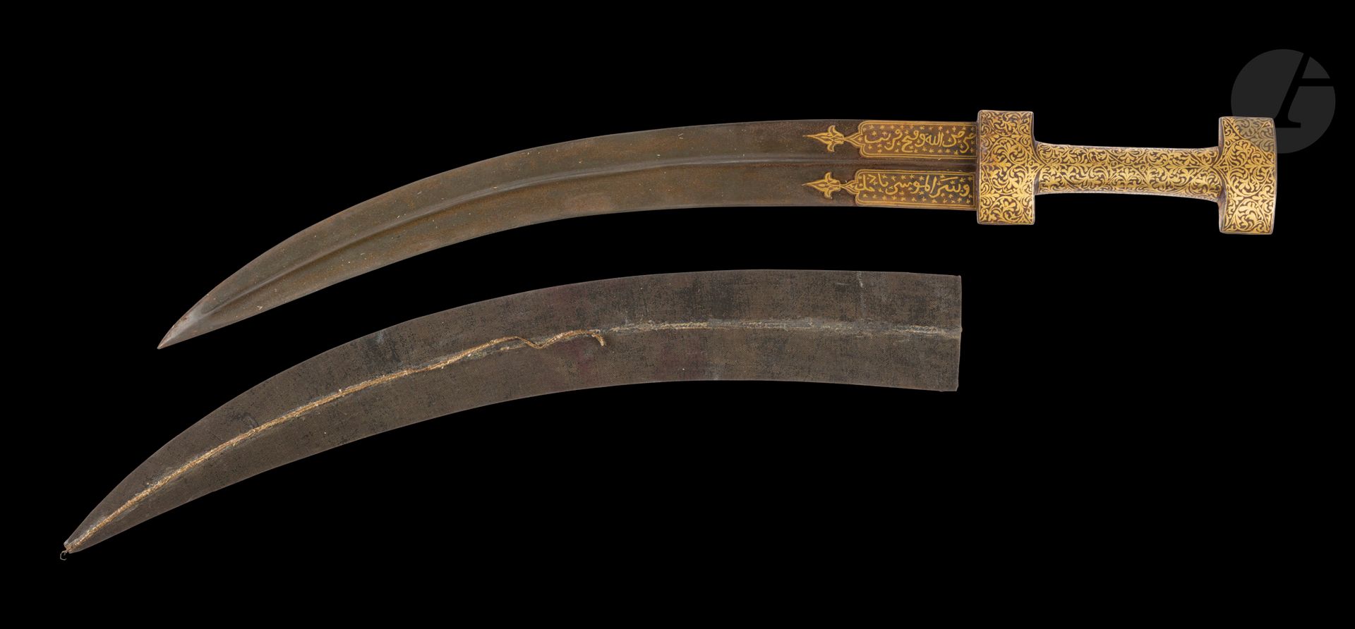 Null Jambiyya匕首，奥斯曼帝国，19世纪初
弯曲的钢刀，中心为双刃，刀跟两面嵌有黄金，一面描绘了两个饰有棕榈卷轴的花纹图案，另一面是星空背景的书法，&hellip;