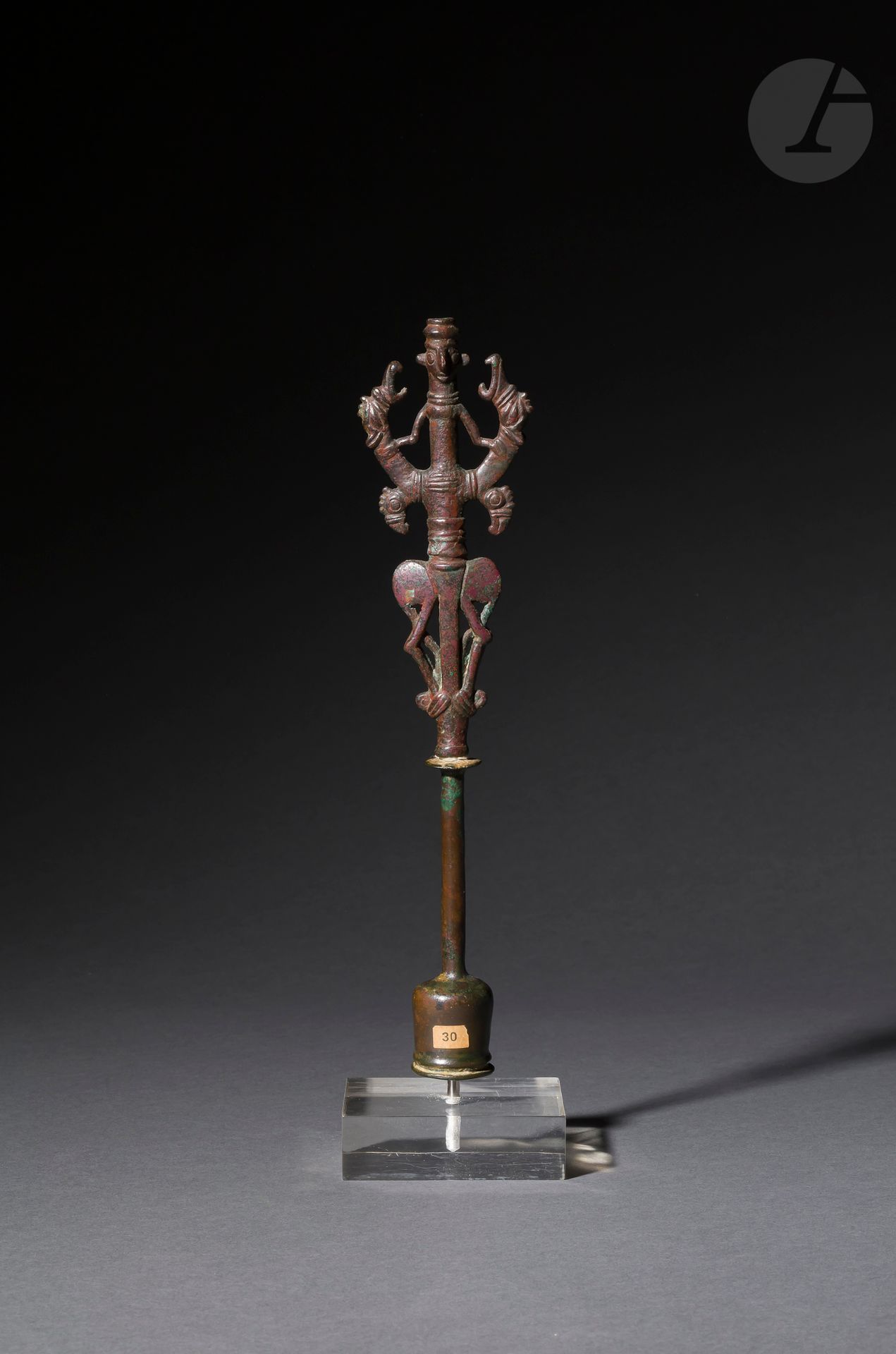 Null Zweischneidiges Idol, das den Herrscher der Tiere darstellt. 
Bronze. Socke&hellip;